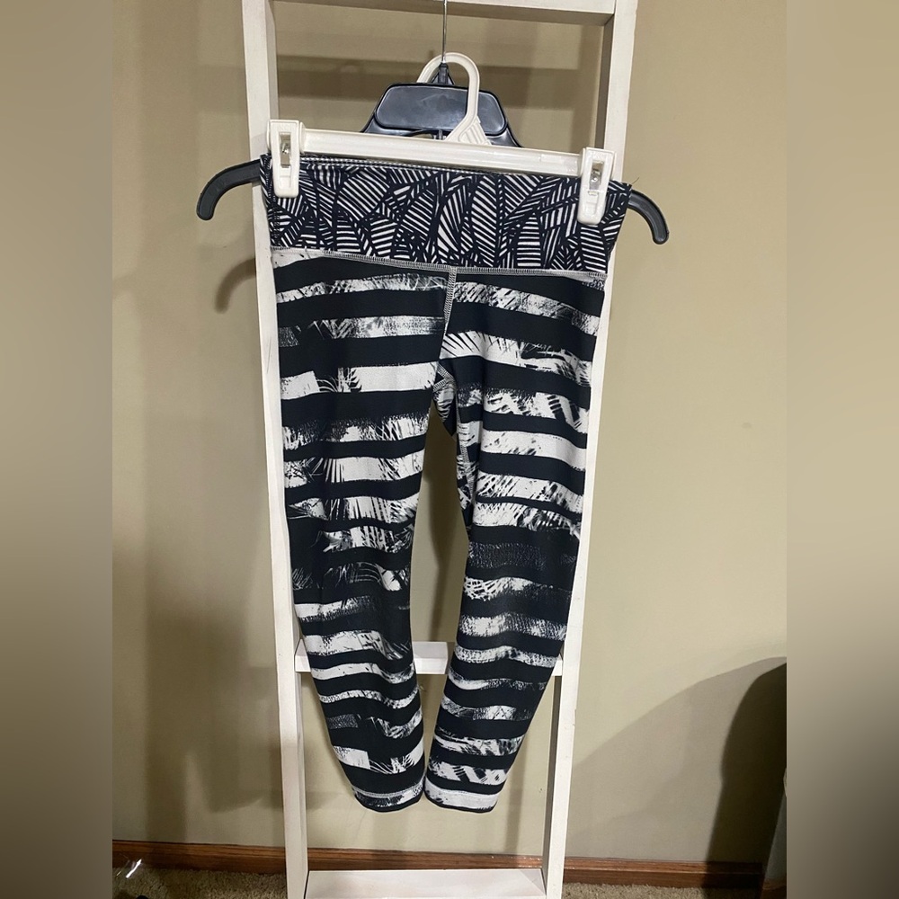 Lululemon Women’s Leggings Size 2 Black White Striped Abstract Athletic Yoga